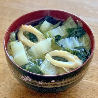 白菜とワカメとちくわの水炊き鍋